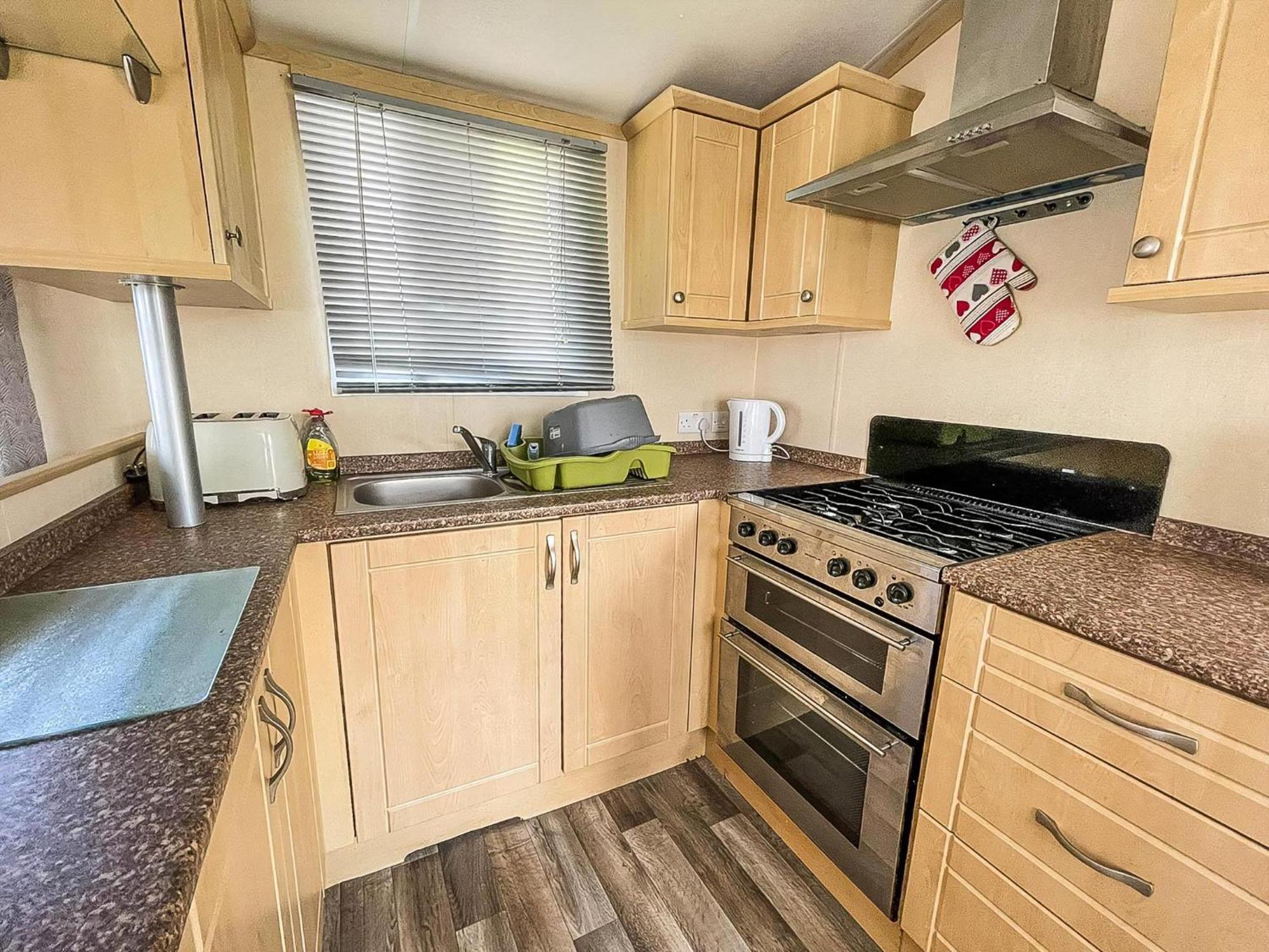 Campsite 6 Berth Caravan With Decking At Naze Marine Ref 17071p *